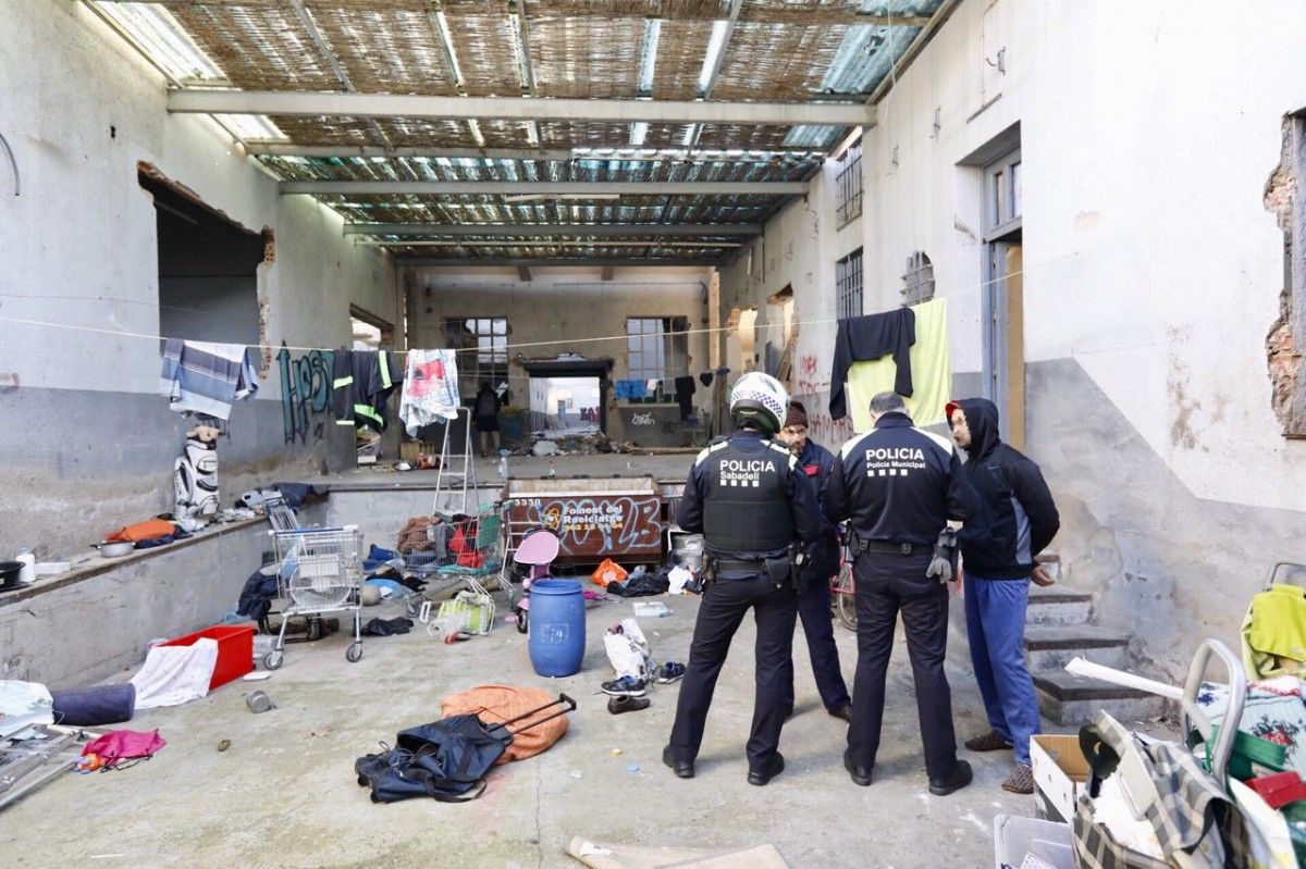 Agents de la Policia Municipal de Sabadell en una nau abandonada