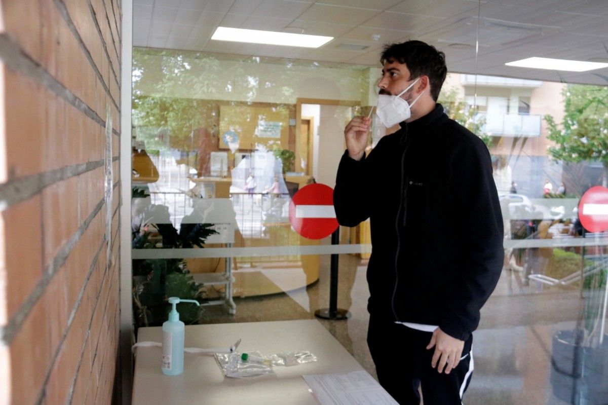 Un veí de Girona fent-se el frotis nasal per a la PCR