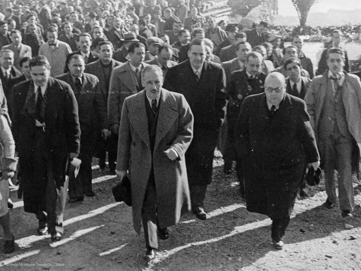 Any 1936. Lluís Companys, Indalecio Prieto i Josep Tarradellas en una visita a la tomba del President Macià.
