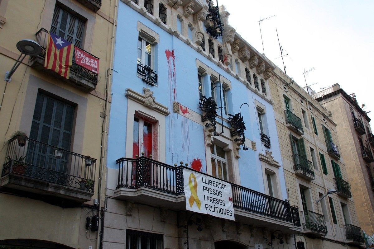 Pintura a la façana de la seu del districte de Gràcia