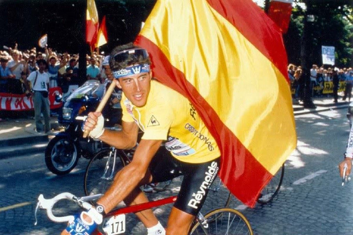 Perico Delgado desfila amb una bandera espanyola pels Camps Elisis de París per celebrar el seu triomf al Tour de 1988