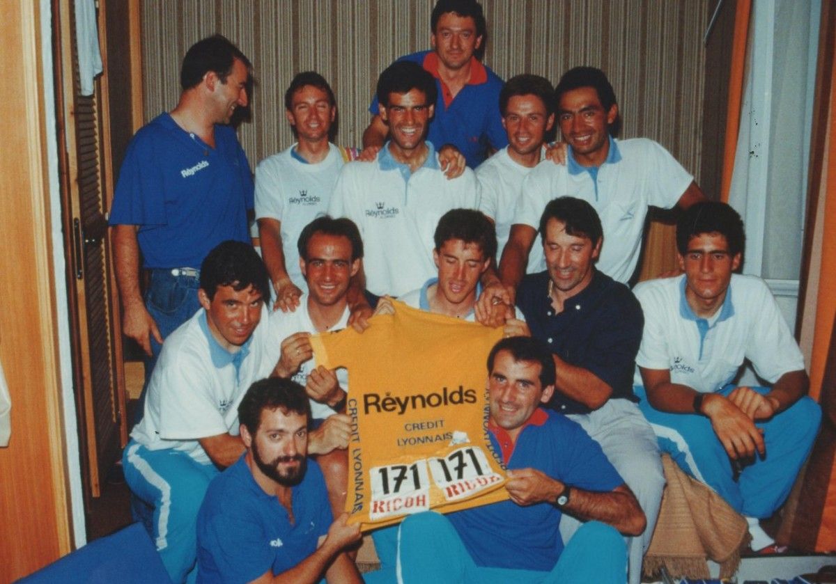 Perico Delgado exhibeix el mallot groc del Tour de 1988 amb els seus companys de l’equip Reynolds