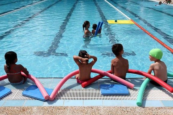 Nens a la piscina de Campoamor
