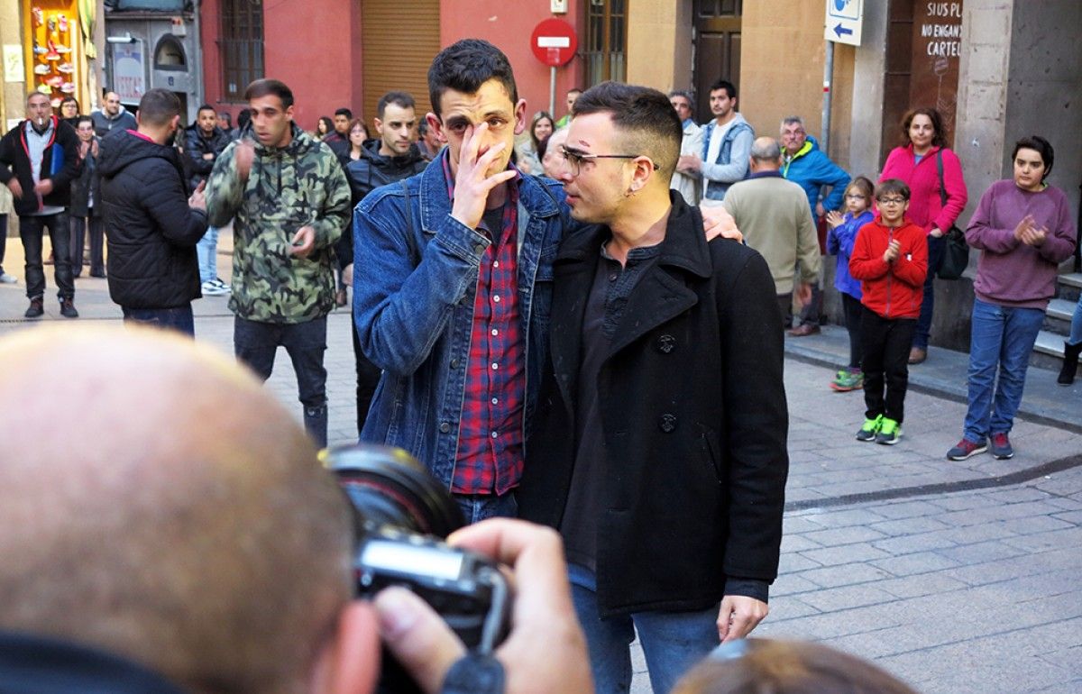 L'Andy i el Jorge, víctimes de l'agressió, arribant a la plaça de Sant Pere