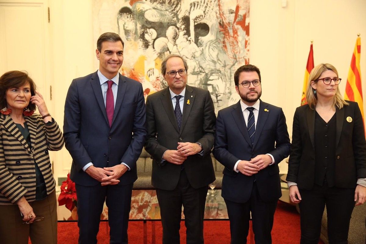 Quim Torra i Pedro Sánchez, acompanyats de consellers i ministres al Palau de Pedralbes