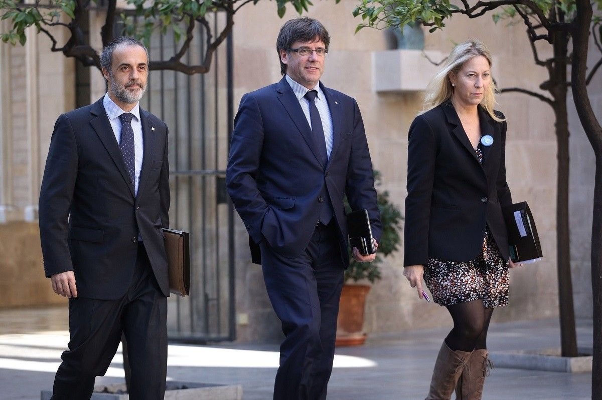 Carles Puigdemont, Neus Munté i Joan Vidal es dirigeixen a la reunió del Govern del 14 de març del 2017