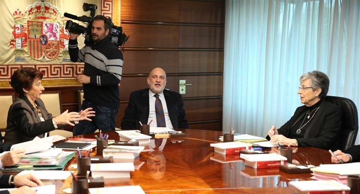 Encarna Roca, a la dreta, en una reunió del TC amb Adela Asua i el president Pérez de los Cobos