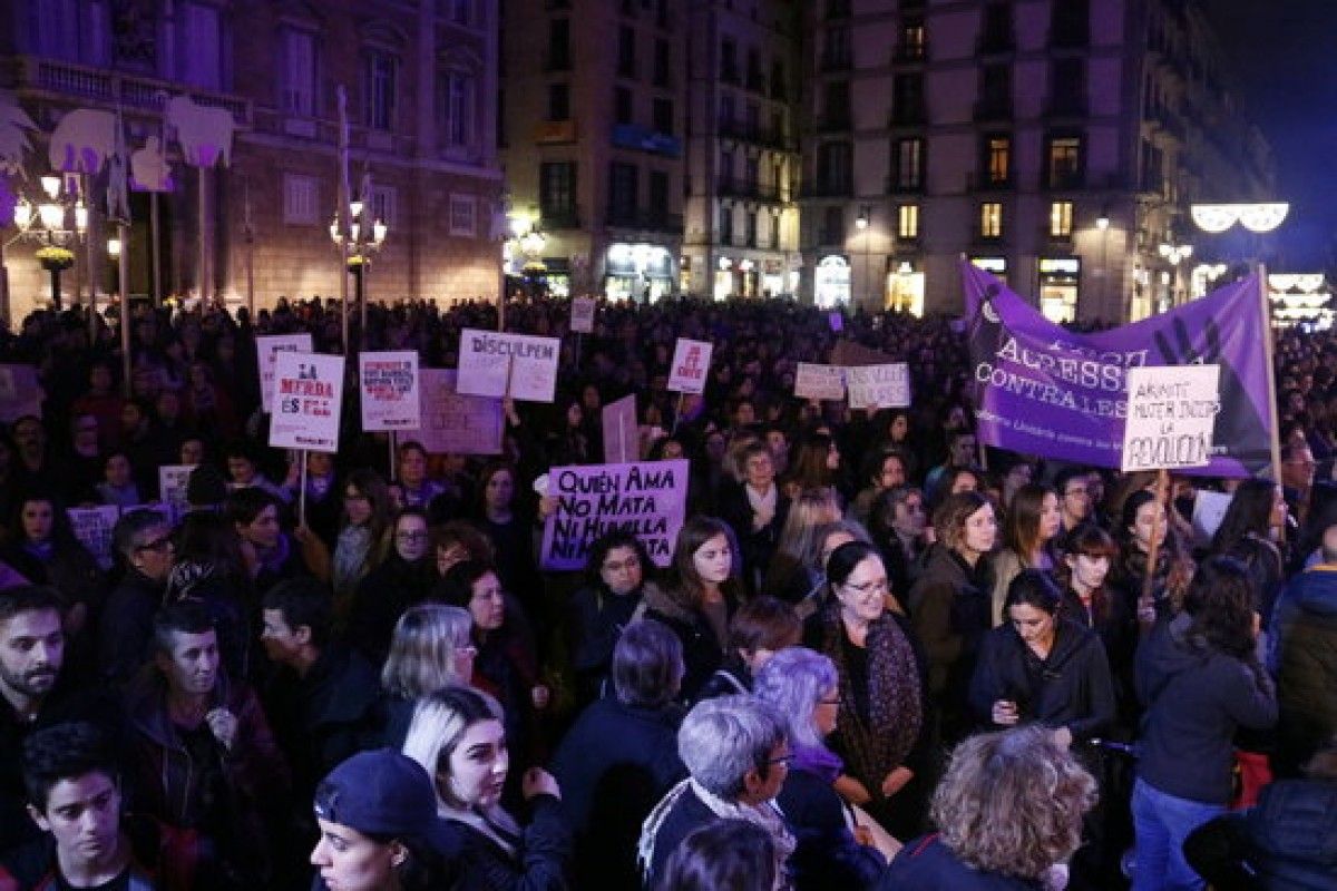 Concentració a la plaça Sant Jaume, contra la violència de gènere.