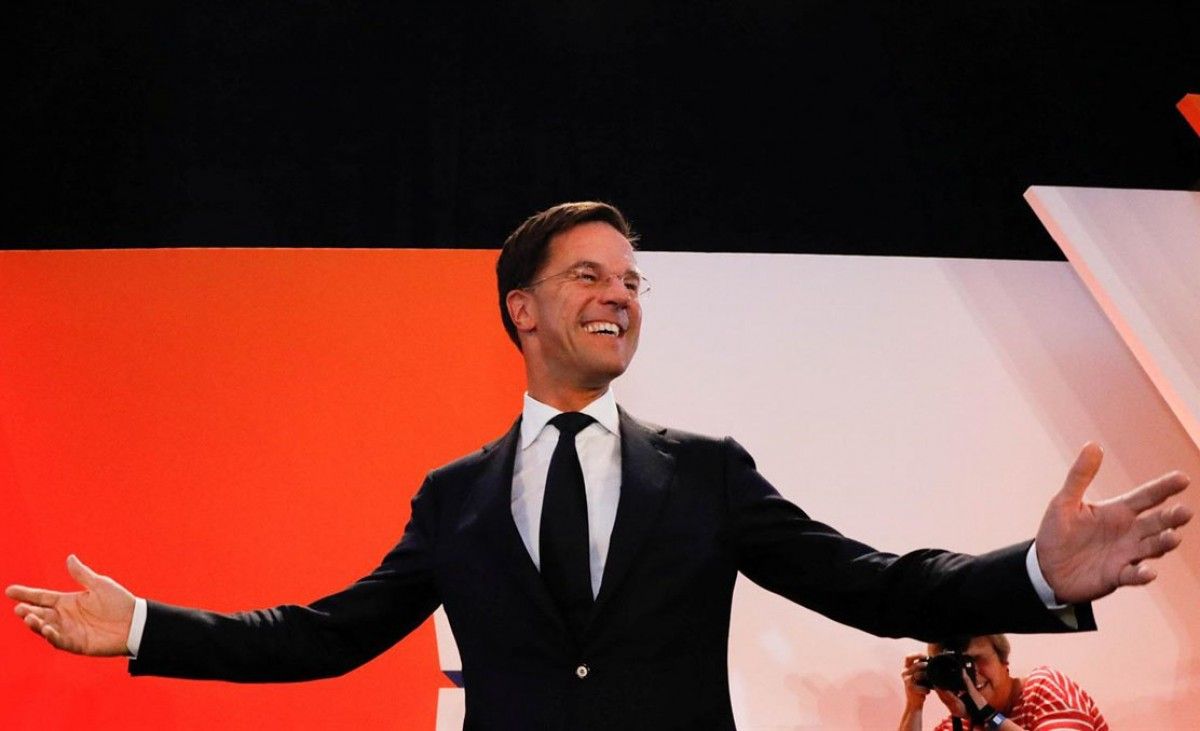 El primer ministre holandès celebrant els resultats