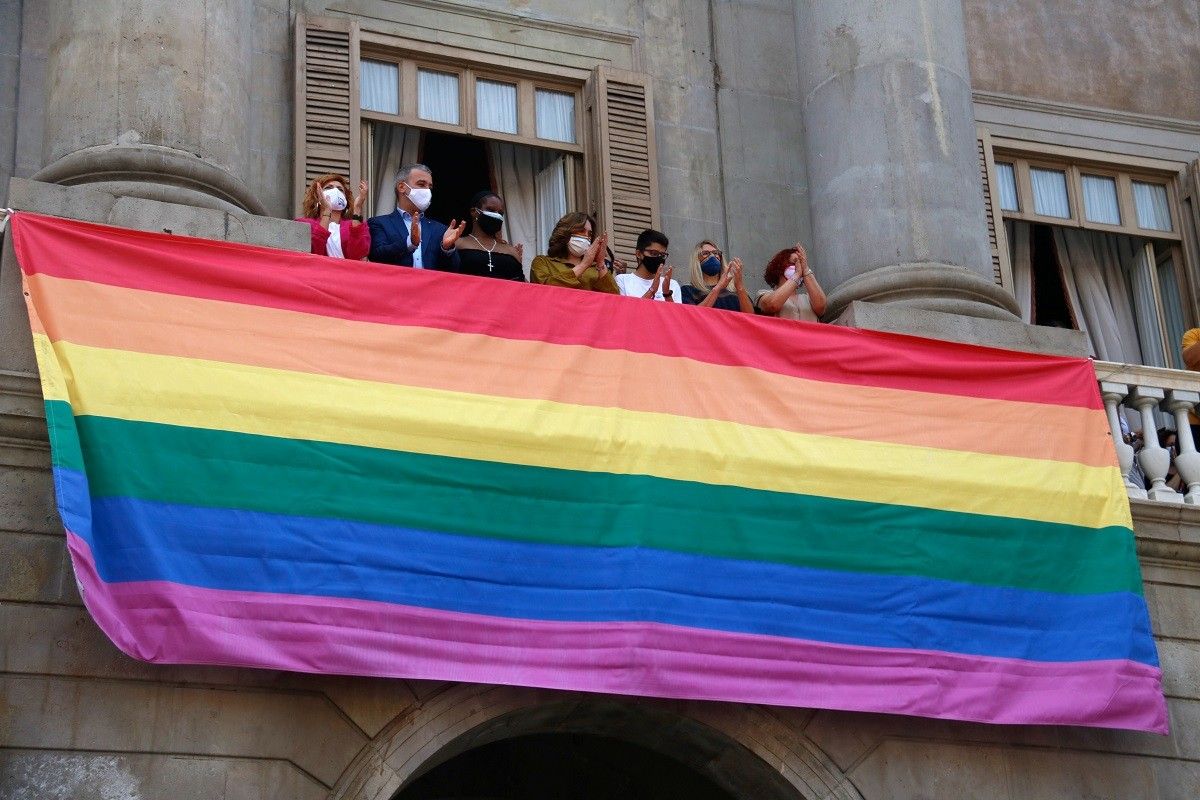 Bandera de l'orgull LGTBI al balcó de l'Ajuntament de Barcelona