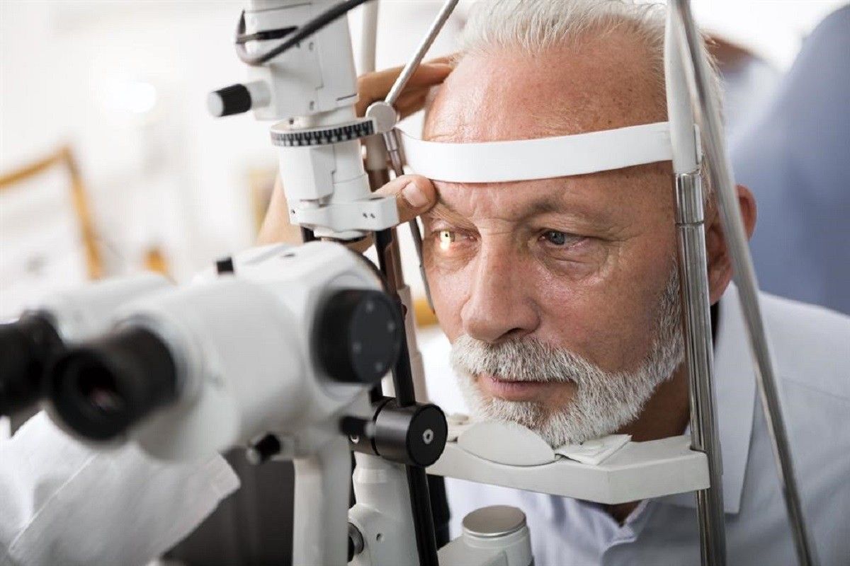 Un home es fa una revisió ocular.