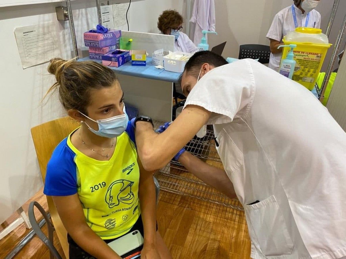 Primer dia de vacunació per a joves