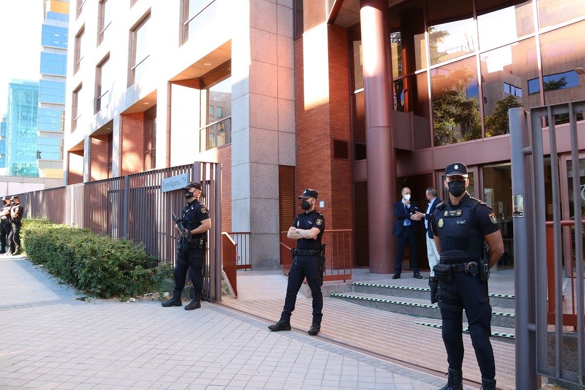 L'entrada de la seu del Tribunal de Comptes al carrer Torrelaguna de Madrid, protegida per la policia