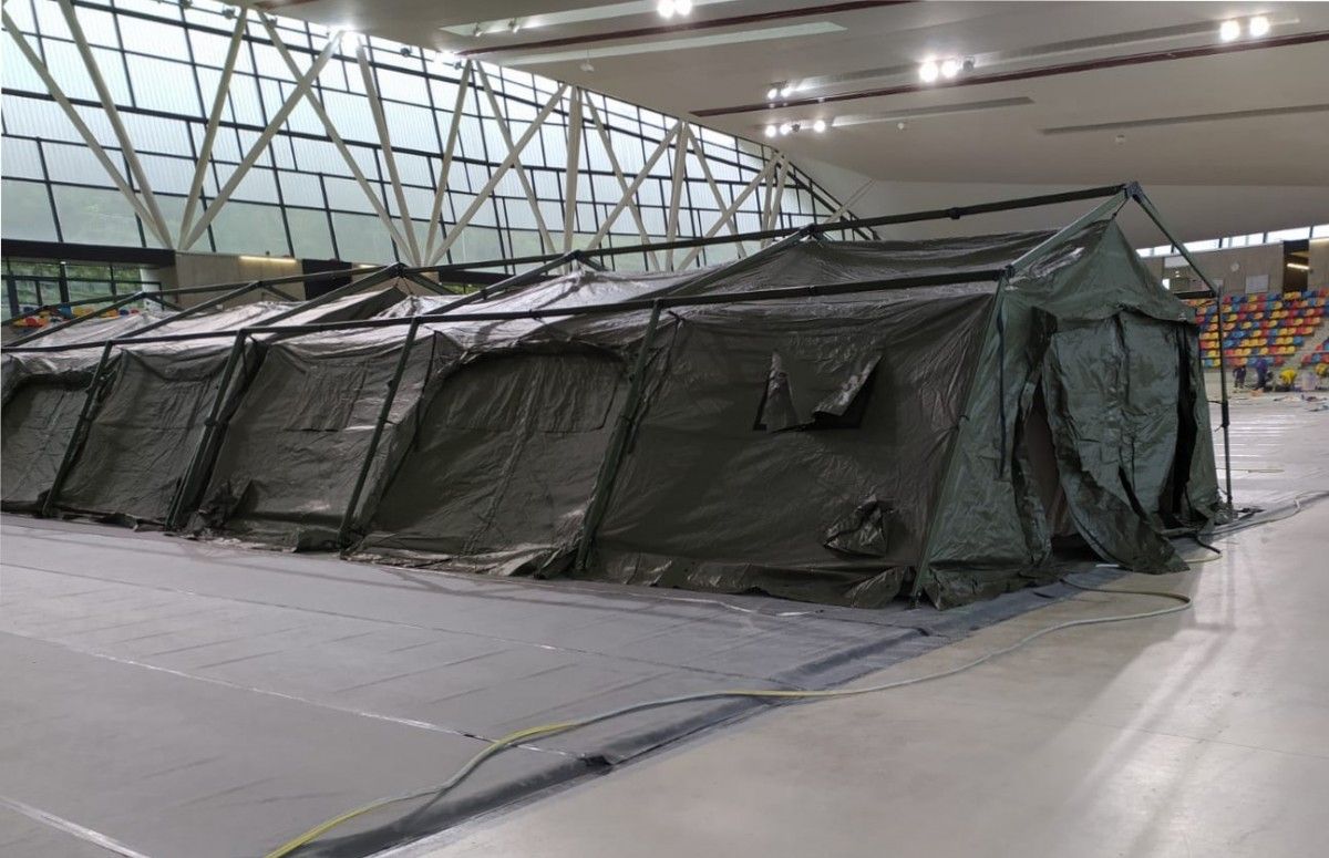 Una tenda militar muntada al tartan de la pista d'atletisme