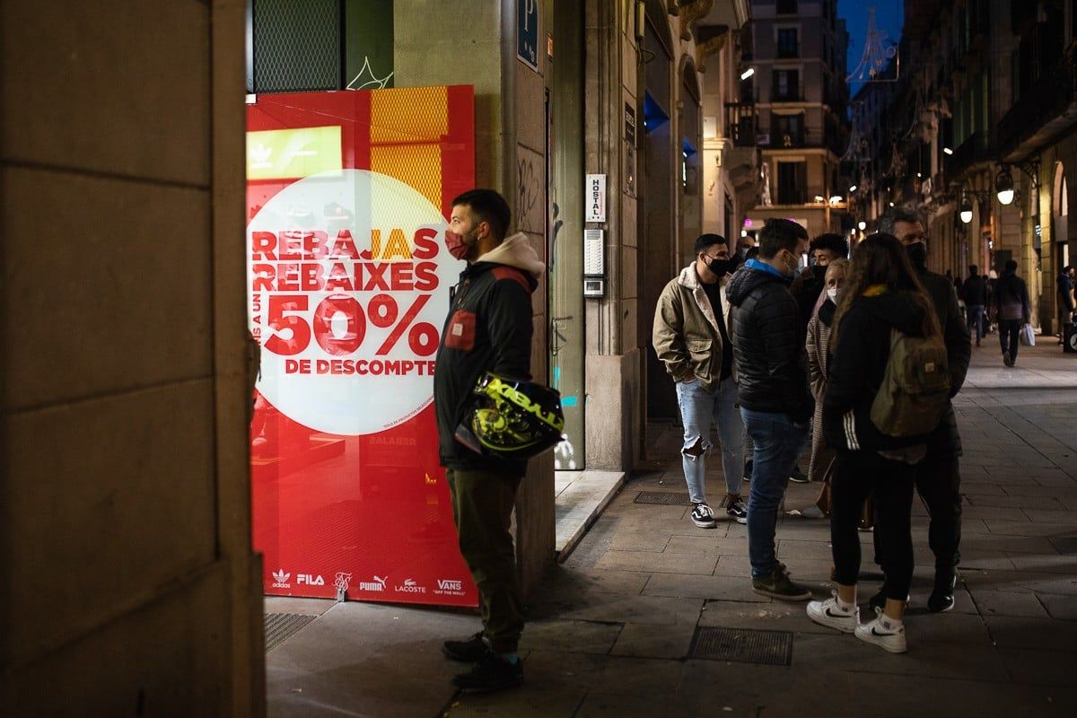 Clients a l'exterior d'una botiga a Barcelona