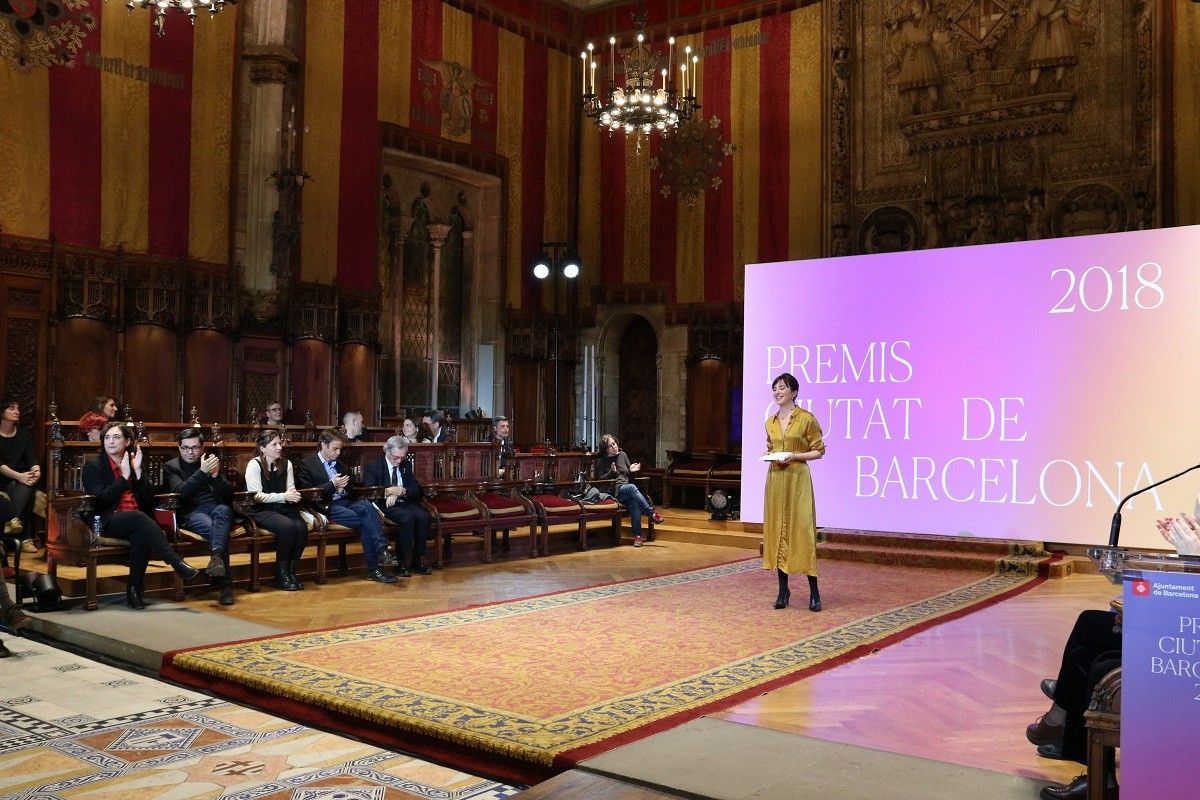 Acte d'entrega dels Premis Ciutat de Barcelona al Saló de Cent de l'Ajuntament amb les cadires buides dels regidors de Cs i PP
