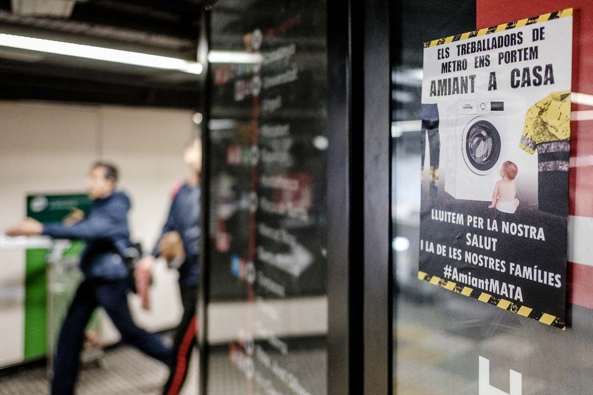 Un adhesiu enganxat a l'estació de plaça Urquinaona avisa de l'exposició dels treballadors del metro a l'amiant