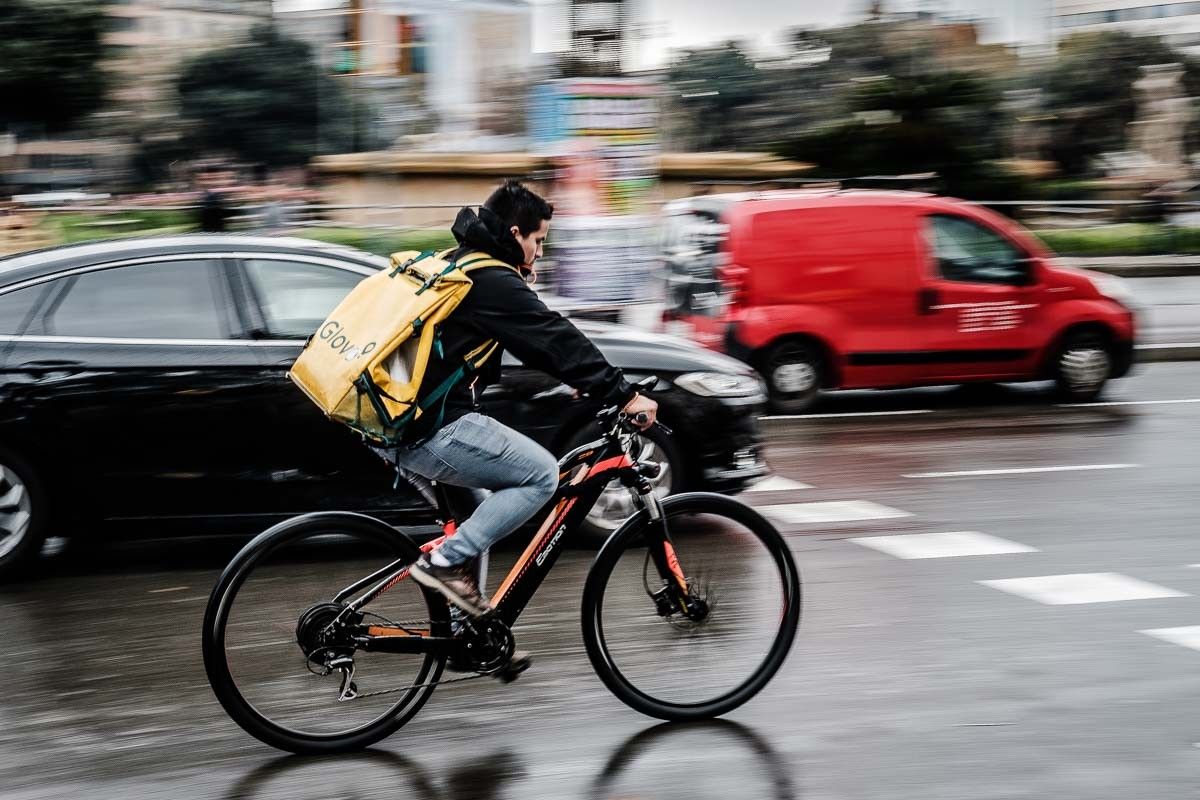 Un repartidor de Glovo, amb bici, al centre de Barcelona.