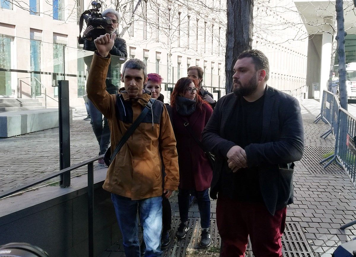 Roger Español i el seu advocat, a les portes de la Ciutat de la Justícia, on ha declarat com a perjudicat i investigat.