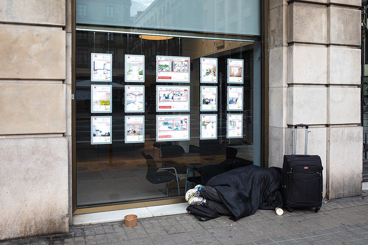 Una persona sense llar dormint al carrer
