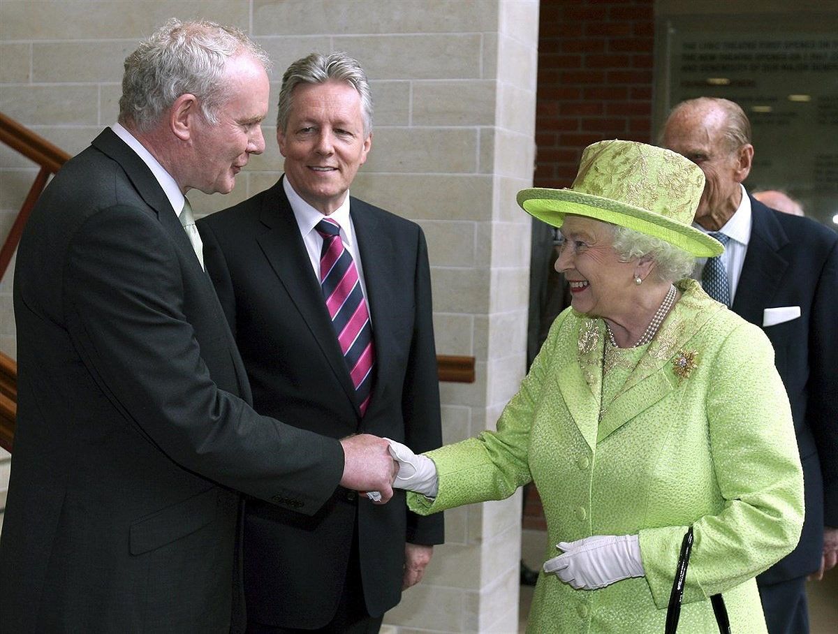 Martin McGuinness encaixant la mà amb Isabel II