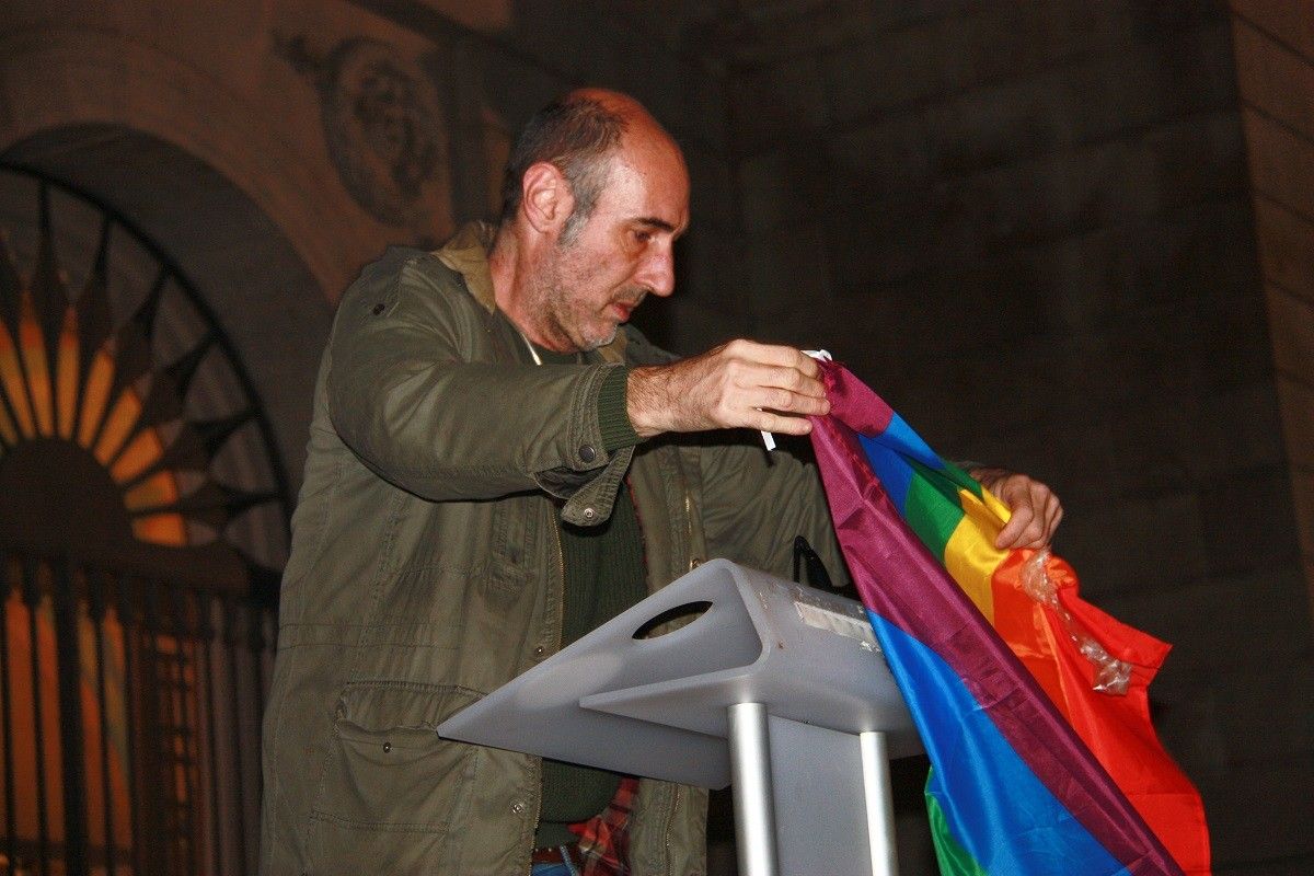 Eugeni Rodríguez, president Observatori Contra l'homofòbia col·loca una bandera LGBT abans dels parlaments