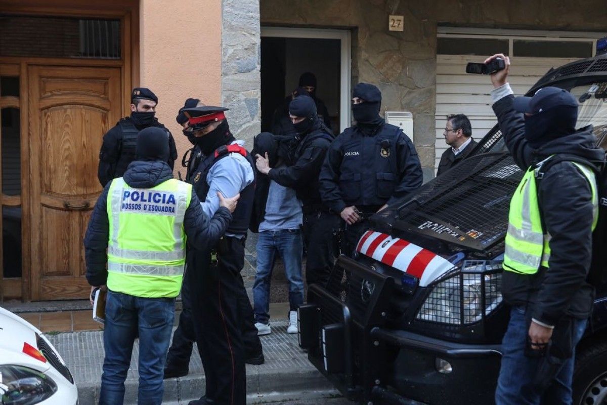 Els Mossos d'Esquadra s'emporten un dels detinguts a Roda de Ter