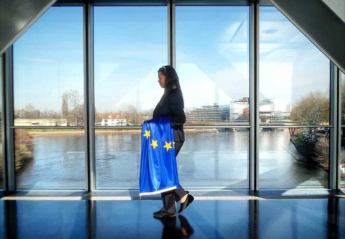 Una dona amb una bandera d'Europa al Parlament Europeu