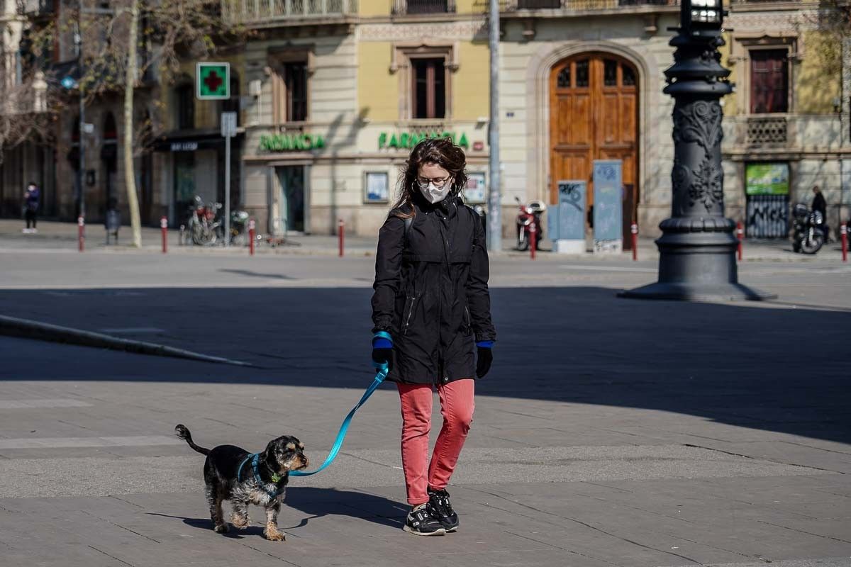 Una dona passeja a Barcelona