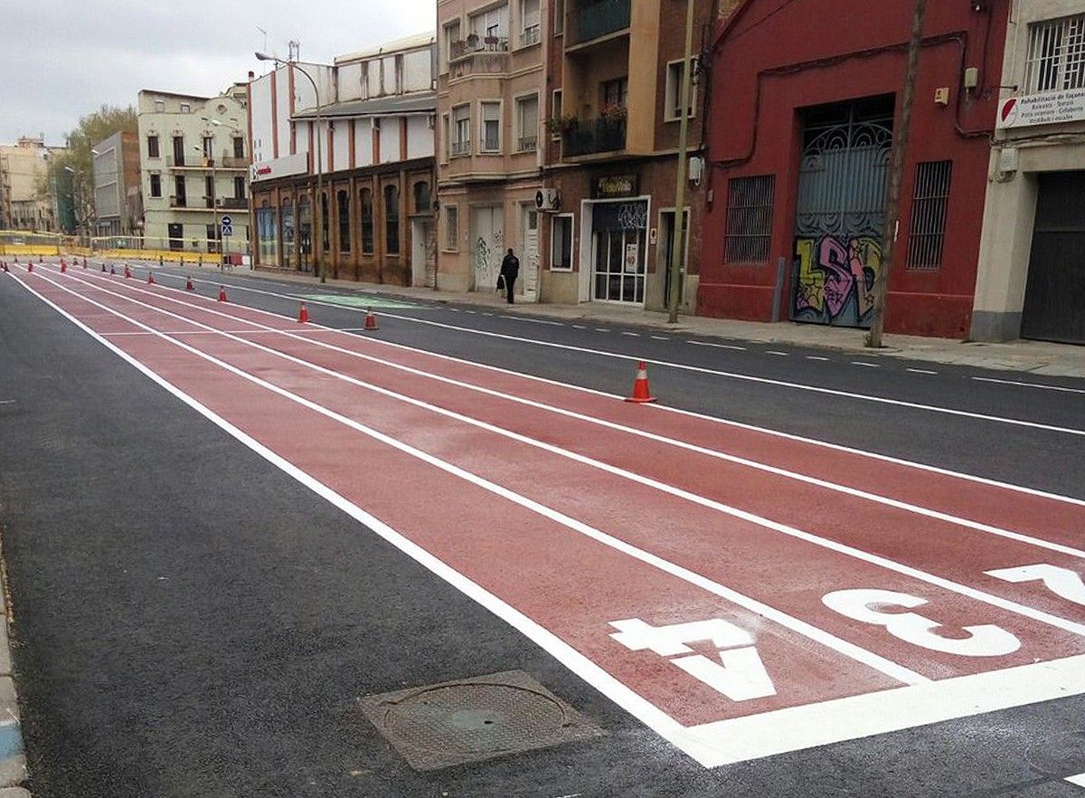 La pista d'atletisme al carrer Almogàvers de la «superilla» del Poblenou
