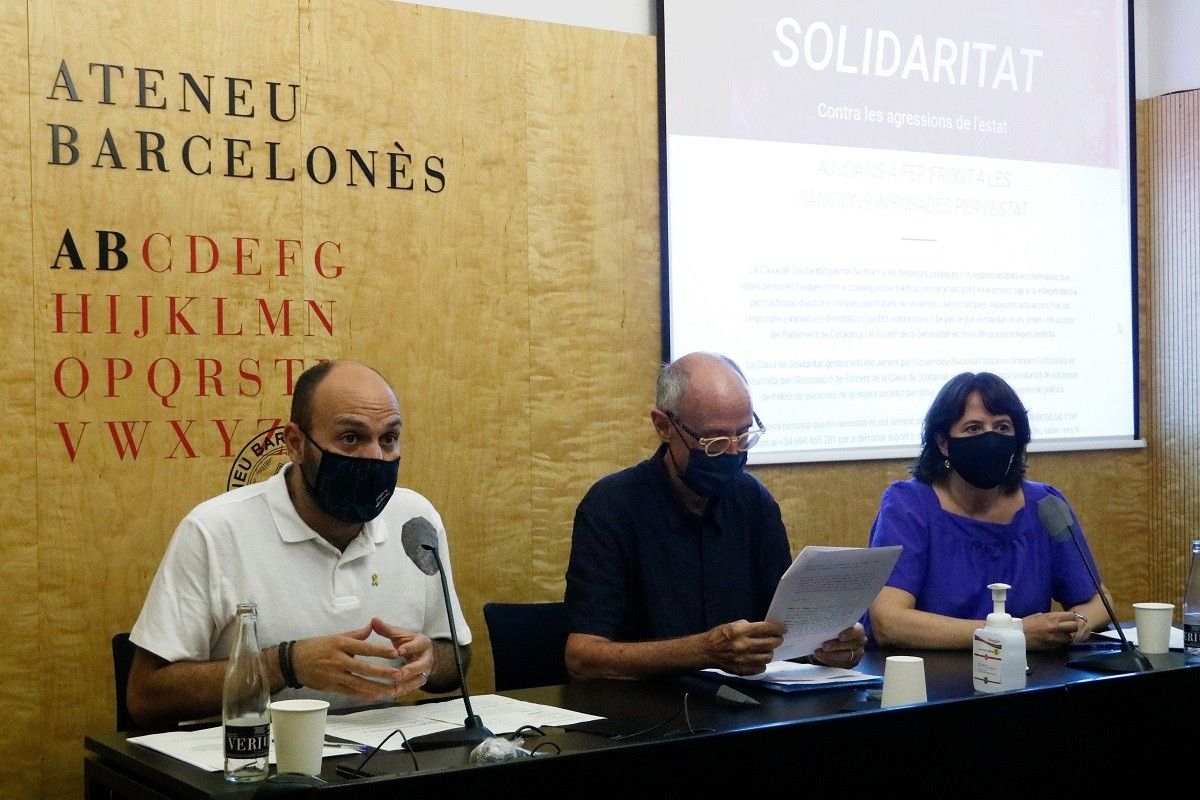 Marcel Mauri, Pep Cruanyes i Elisenda Paluzie en la roda de premsa de la Caixa de Solidaritat.