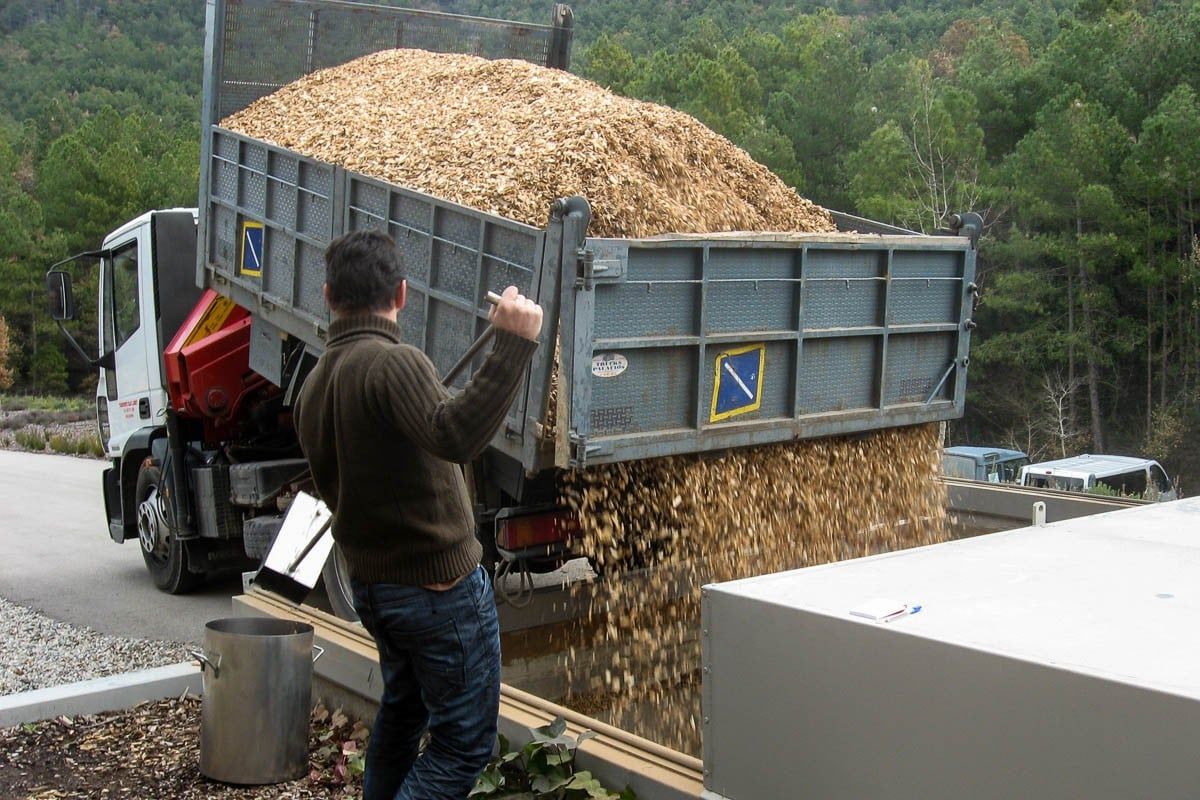 Descàrrega d'estella en una caldera de biomassa