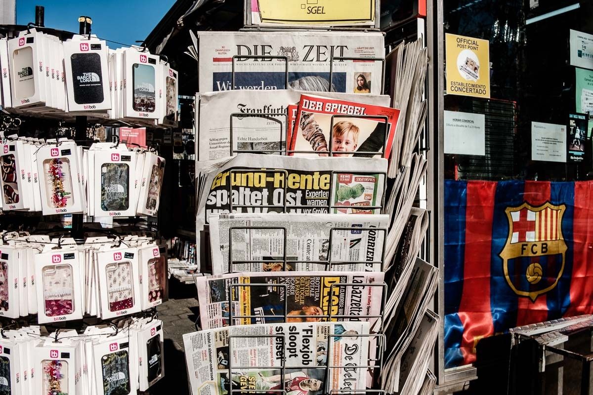 Premsa internacional em un quiosc del passeig de Gràcia de Barcelona