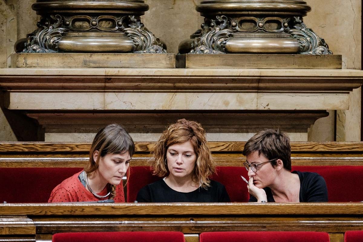 Elisenda Alamany, amb Jéssica Albiach i Marta Ribas al Parlament