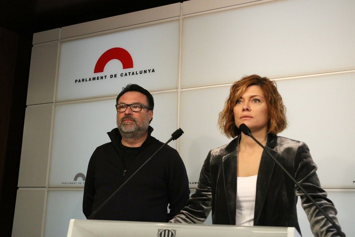 Elisenda Alamany, amb Joan Josep Nuet, aquest dimecres en roda de premsa