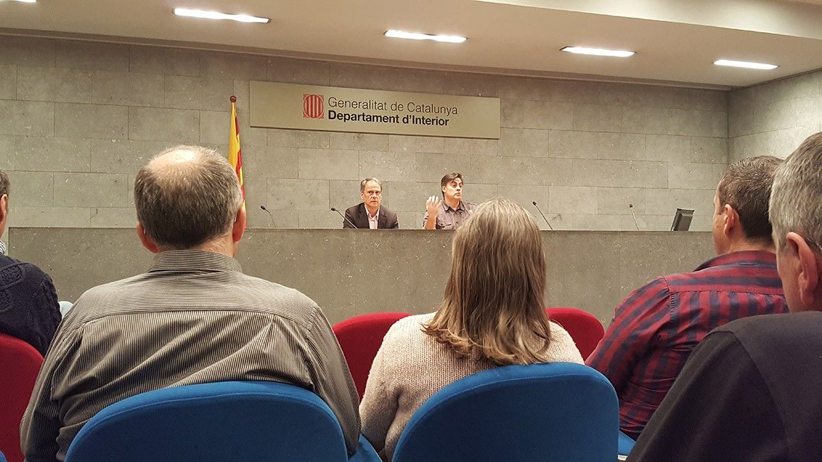 Josep Antolí (ANC) i David Hereu (CSC), durant l'assemblea al Departament d'Interior