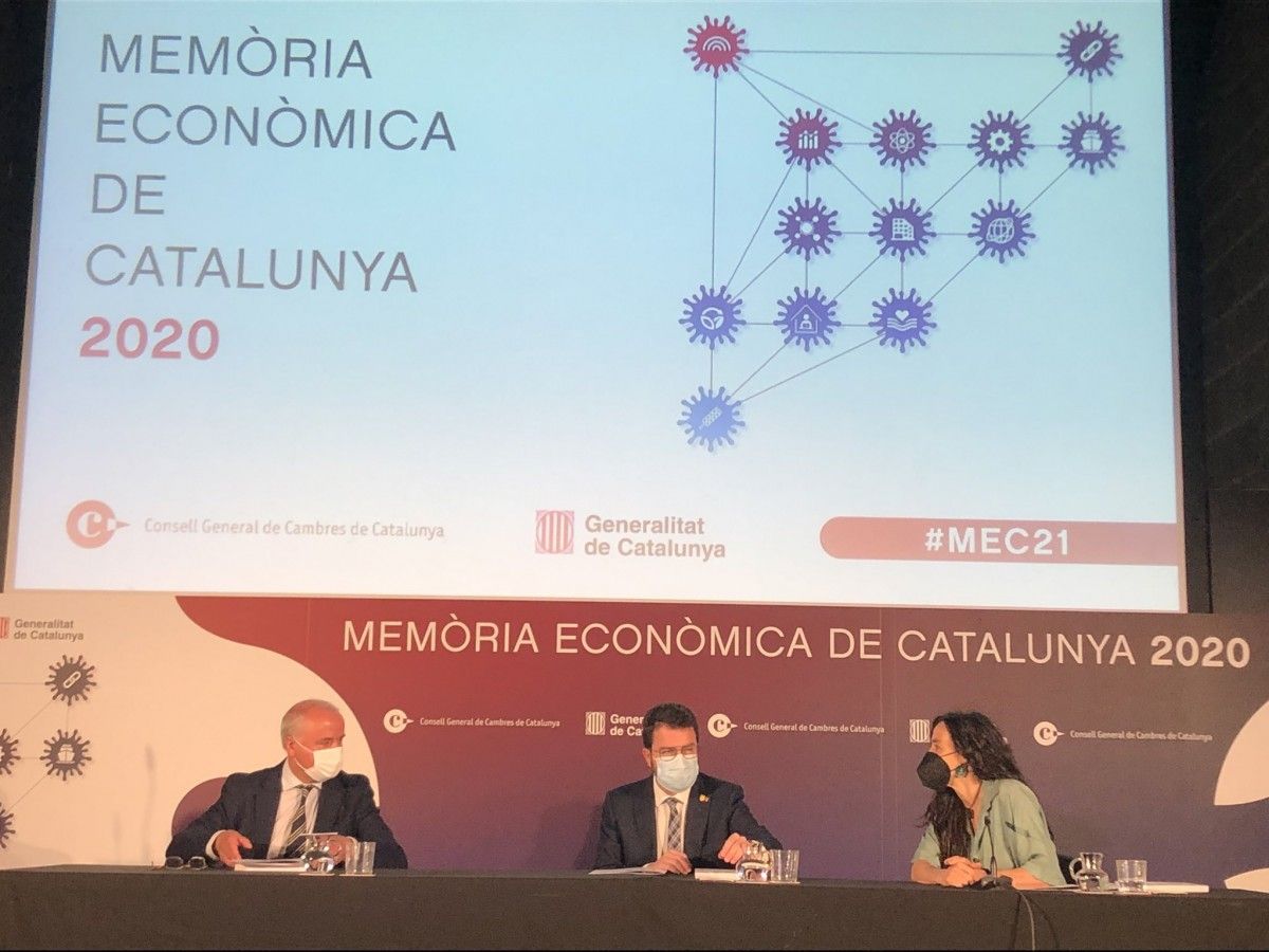 Jaume Fàbrega, del Consell de Cambres, el president Pere Aragonès i Mònica Roca, presidenta de la Cambra.