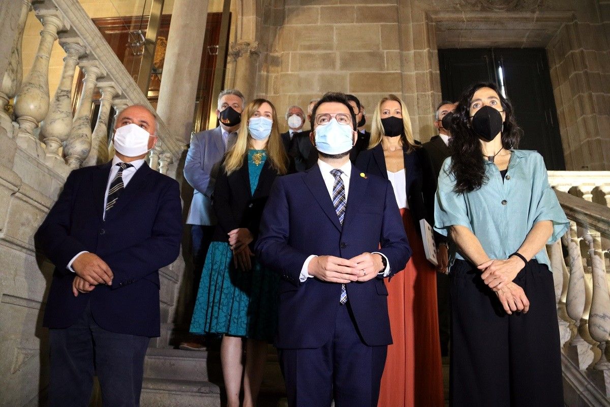 El president Aragonès entre Jaume Fàbrega i Mònica Roca a la Llotja.