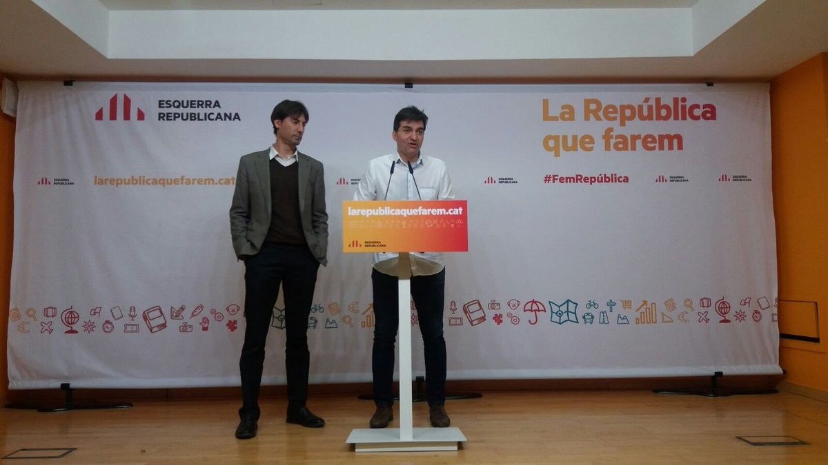 L'eurodipitat Jordi Solé i el portaveu d'ERC, Sergi Sabrià, en roda de premsa, aquest dilluns.