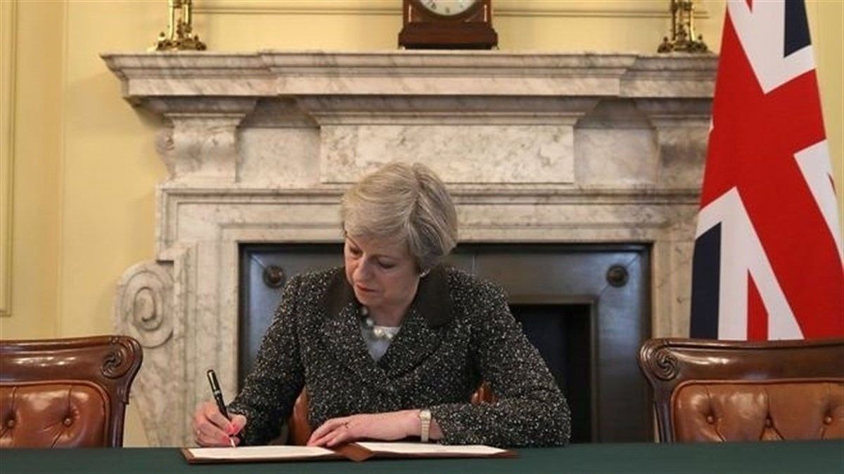 Theresa May signant la invocació de l'article 50