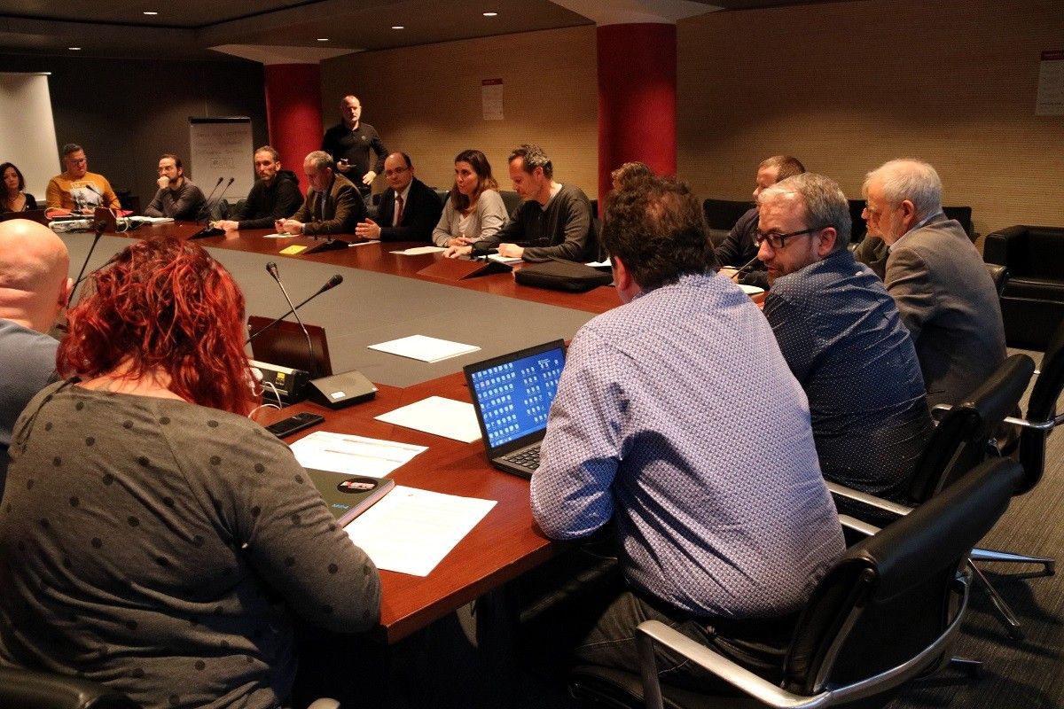 Imatge de la reunió d'avui entre sindicats i TMB