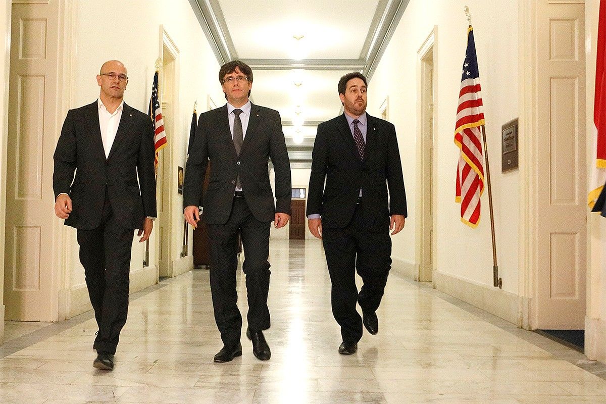 Carles Puigdemont, Raül Romeva i el delegat als EUA, Andrew Scott, a la cambra de representants dels EUA