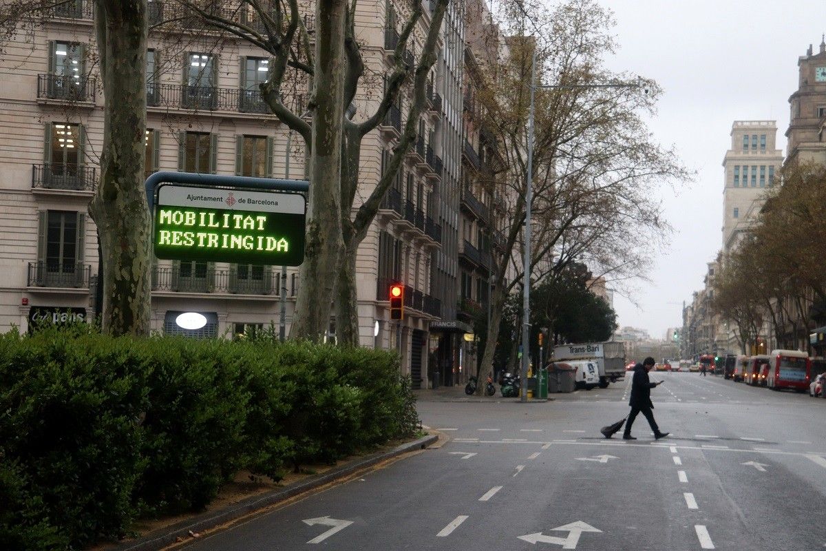 Imatge d'un carrer buit de Barcelona durant el confinament