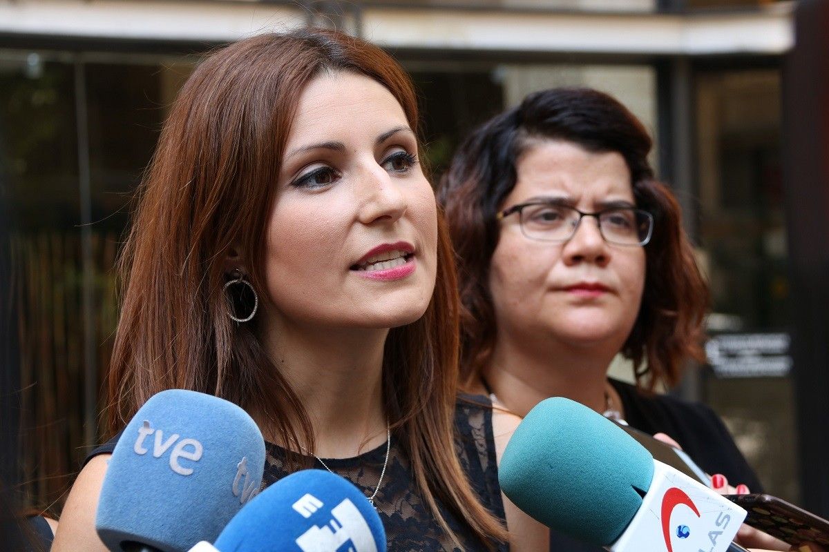 La diputada de Ciutadans, Lorena Roldán, atenent els mitjans