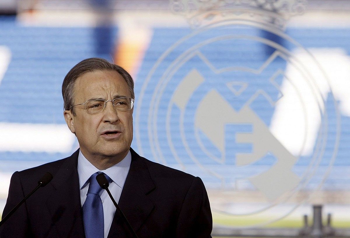 Florentino Pérez, amb les grades del Bernabéu de fons