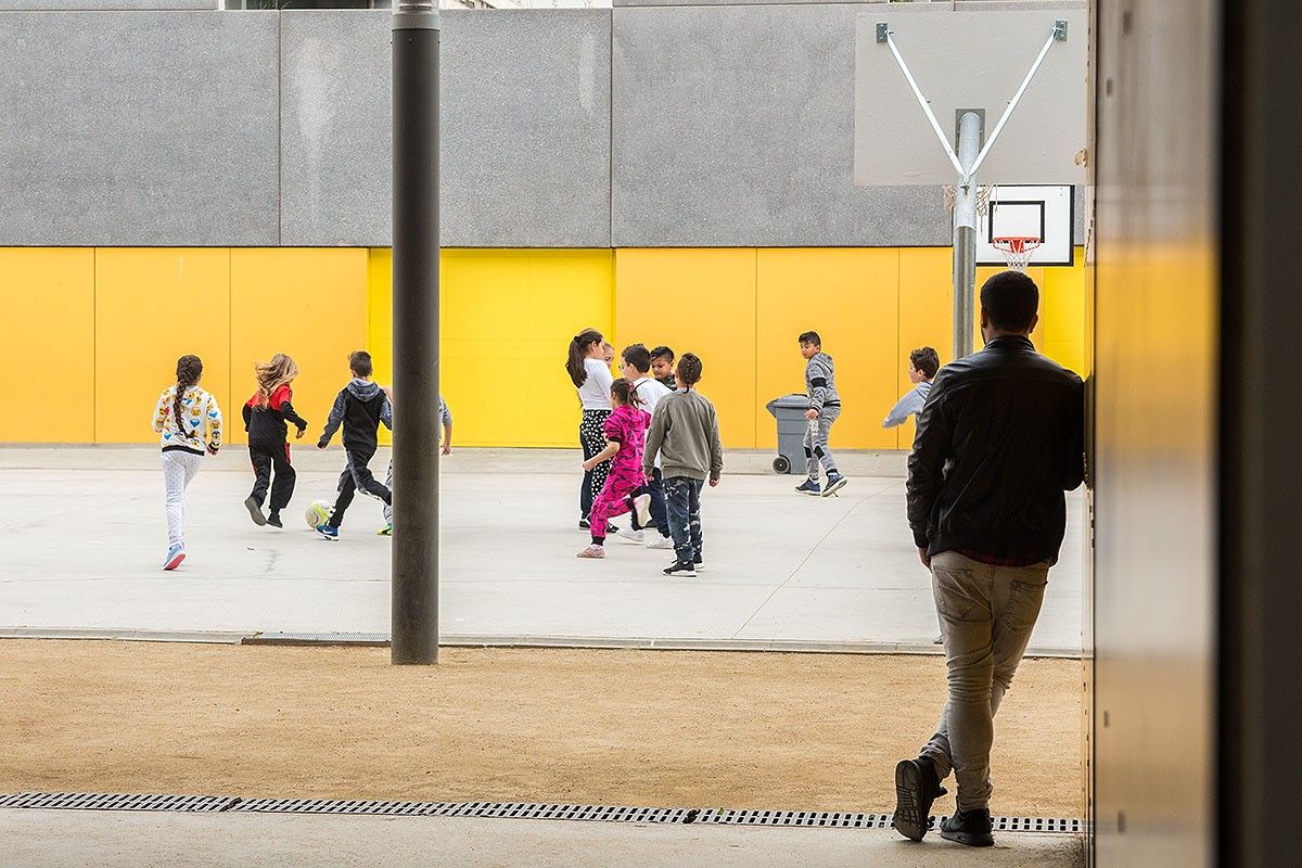 Els alumnes de primària juguen al pati de l'institut escola de Sant Adrià de Besòs