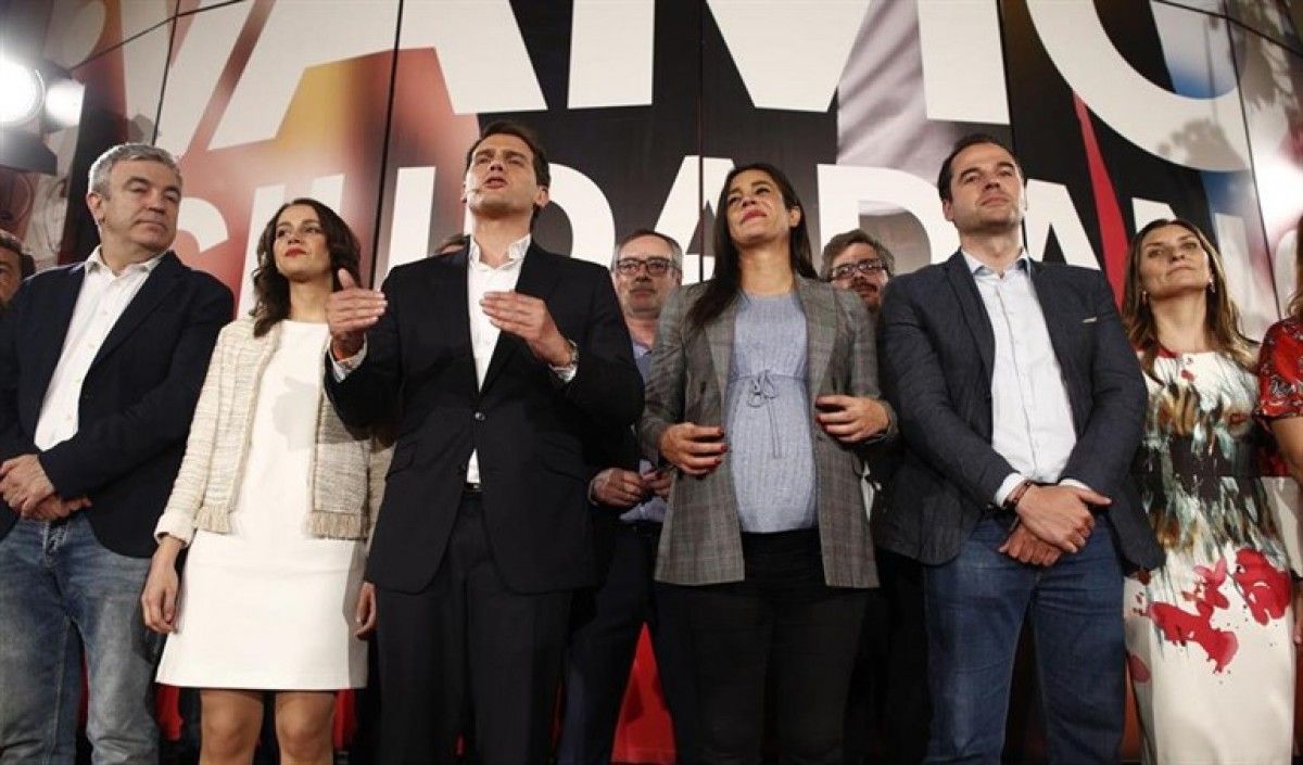 Rivera, al costat d'Inés Arrimadas i altres dirigents de Ciutadans, adreçant-se als seus seguidors.