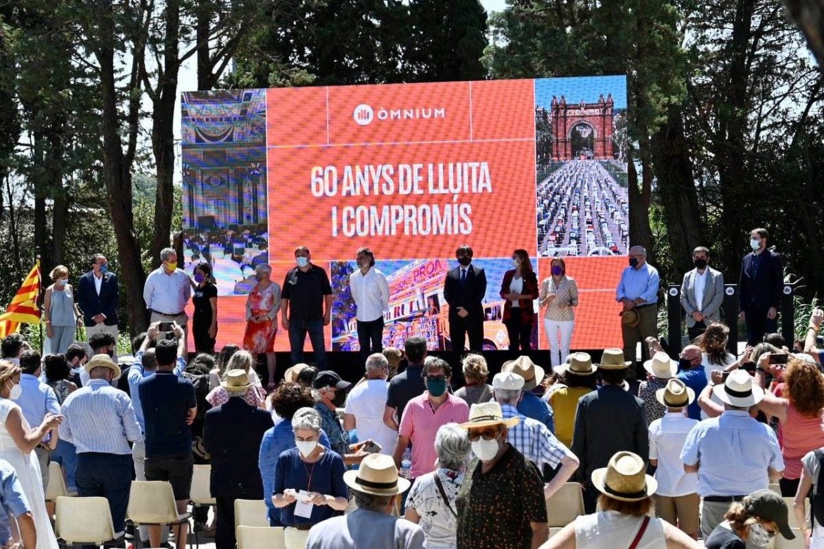 Jordi Cuixart amb Carles Puigdemont, Oriol Junqueras i representants del govern de l'1-O en el 60è aniversari d'Òmnium