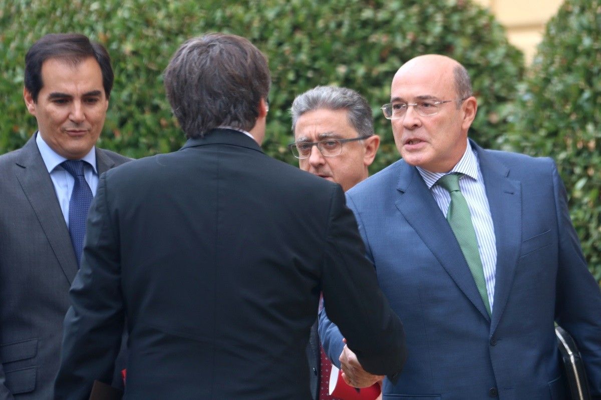 Diego Pérez de los Cobos saluda Puigdemont en una reunió de la junta de seguretat