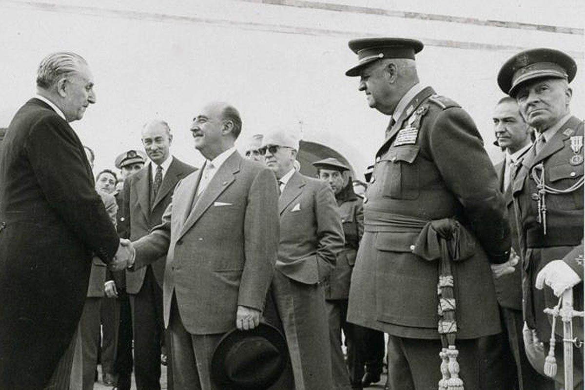 Francisco Franco en l'acte de lliurament del castell de Montjuic a l'alcalde Porcioles.
